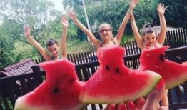 穿吃瓜群众的,网络时代的社交现象解析