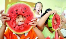 三四人吃瓜,三四人共享夏日清凉时光