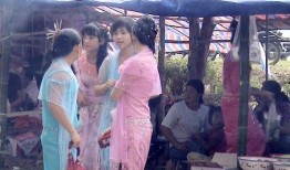 缅甸边境吃瓜妇女,揭秘吃瓜妇女生存现状