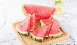 三四人吃瓜,三四人共享夏日清凉时光