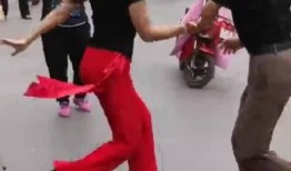 大姐跳舞吃瓜视频,太接地气了！